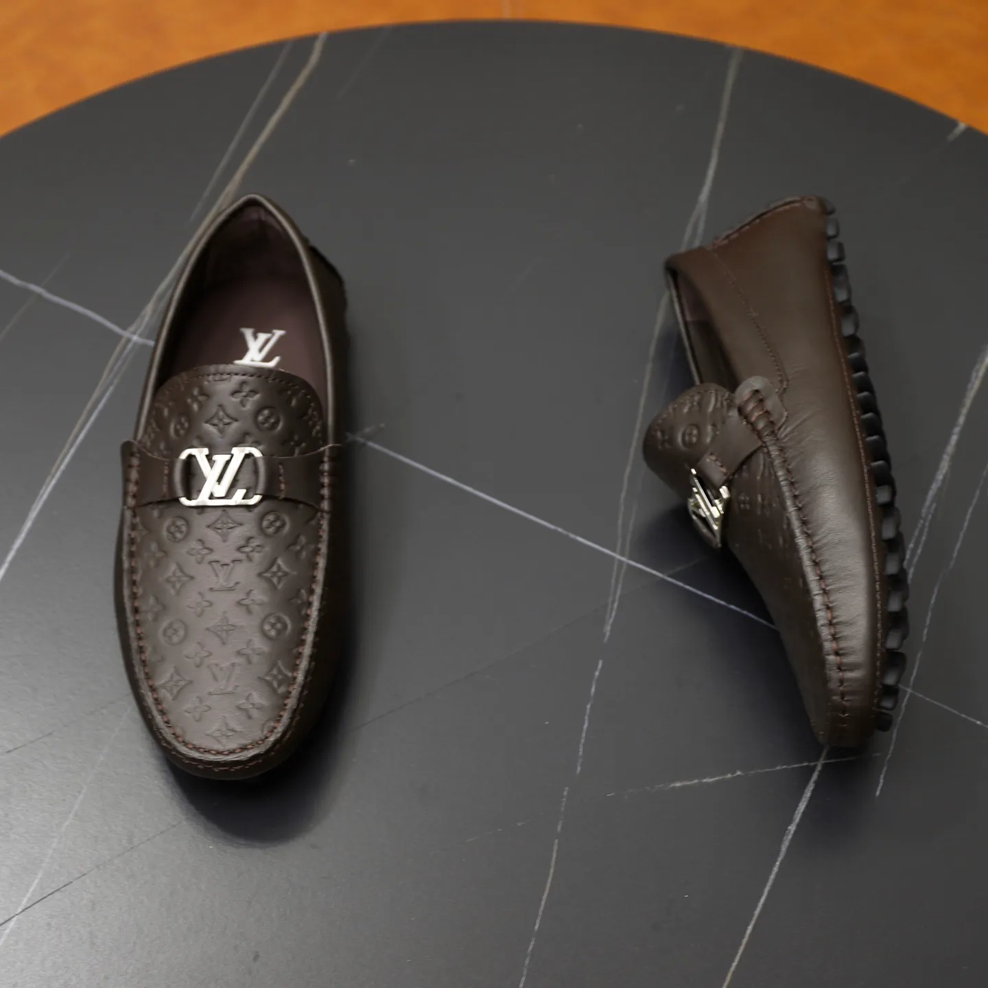 Ex-factory price: 480💰【LV】Louis Vuitton ⚠️High-end men’s driving and pedal series ⚠️38-44 (customized for 45) ⚠️All original cowhide leather! Thick and soft! Made entirely of calfskin lining! The latest non-slip beanie sole! Three-dimensional package technology! Fashionable and classic! Handicrafts! Original high quality! Feel free to compare!